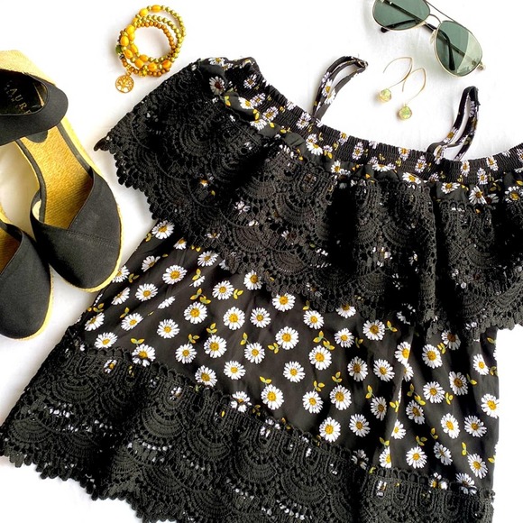Off the Shoulder Black Flowy Daisy Top with Lace Detail - M - Picture 2 of 7
